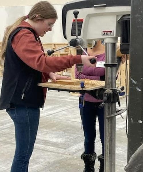 women-in-buildiing-4-480x480